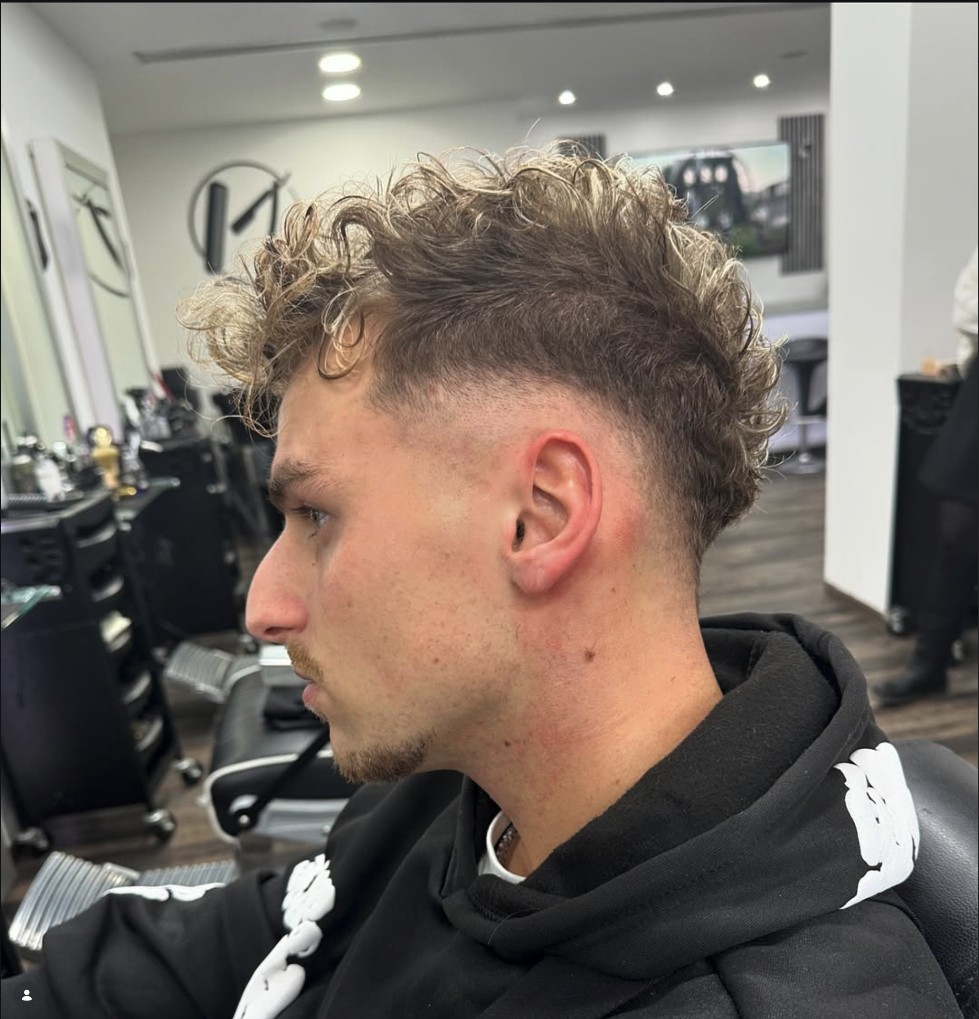 Friseur beim Föhnen eines Herrenschnitts im Haitham Hair Studio
