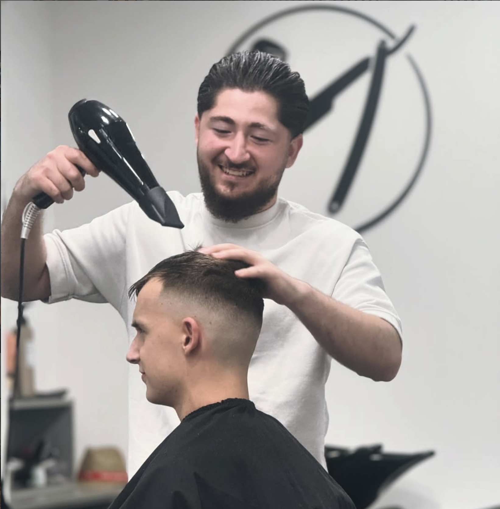 Barber bei der Arbeit mit Haarschneidemaschine