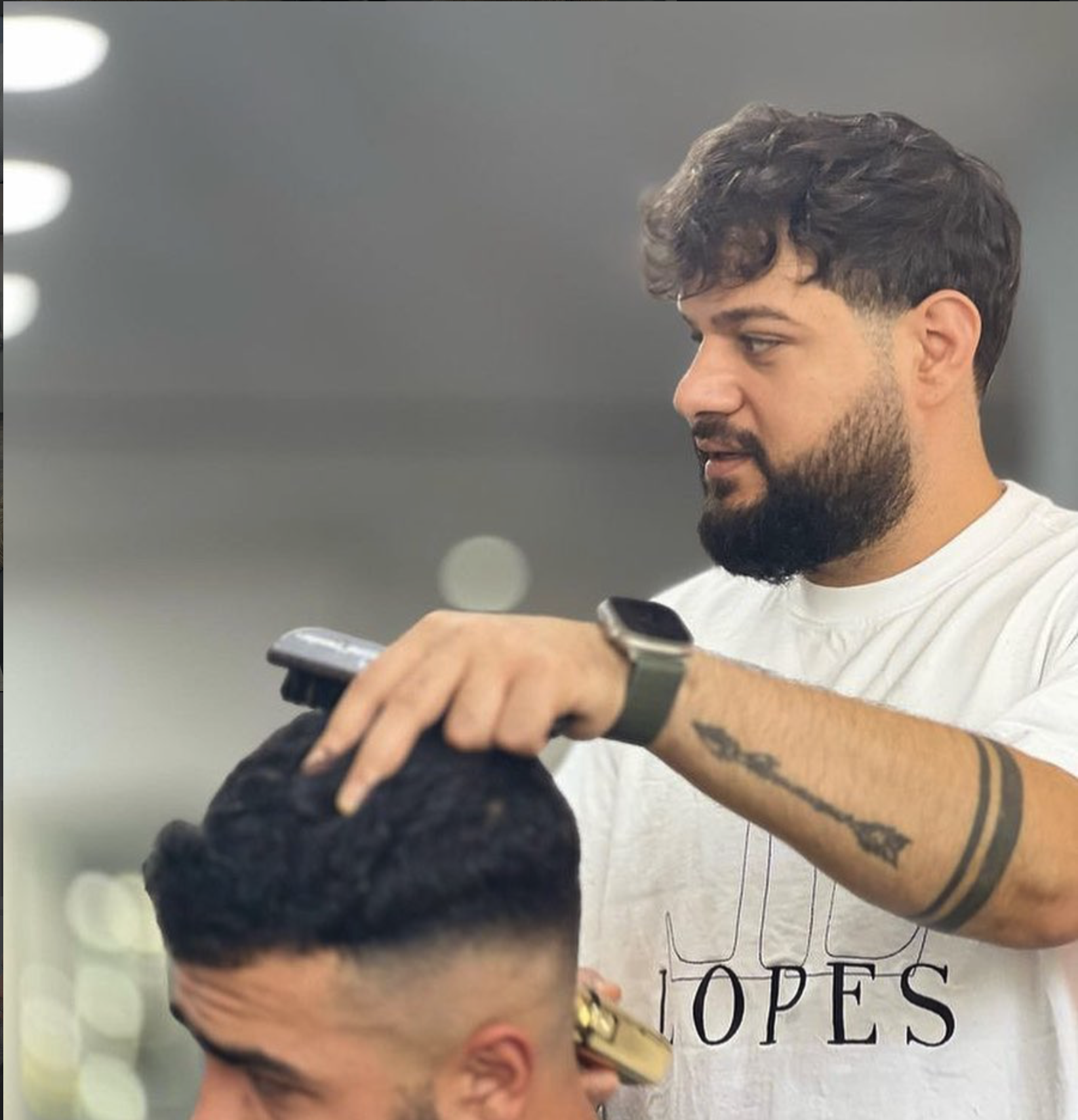 Moderner Herrenhaarschnitt mit Locken und Fade