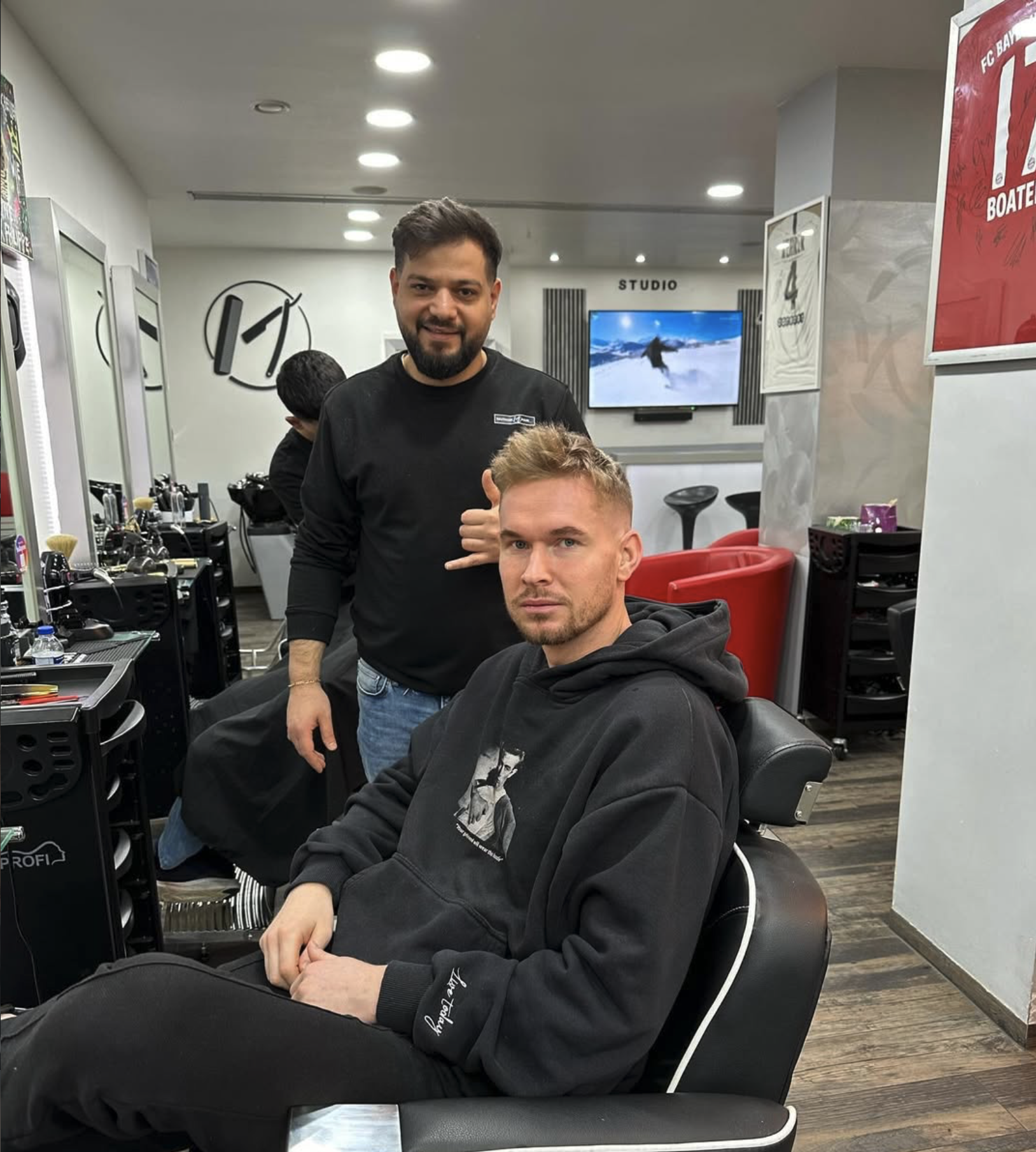 Zufriedener Kunde im Friseurstuhl bei Haitham Hair Studio